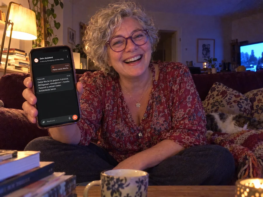 Abendlicher Video-Still auf dem Sofa: Eine Frau freut sich über die Antwort des Assistenten.